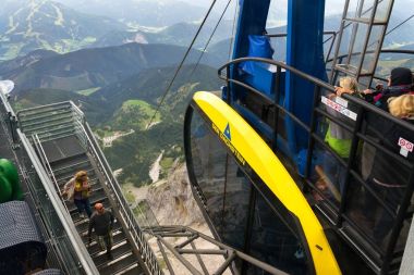 Turistler Dachstein teleferik üst istasyonu Gondolda üstüne 