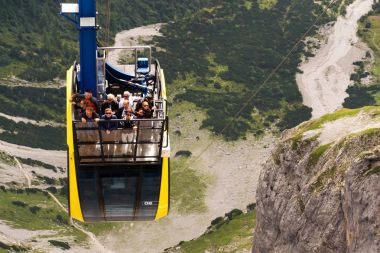 Turistler Dachstein teleferik üst istasyonu Gondolda üstüne 