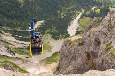 Turistler Dachstein teleferik üst istasyonu Gondolda üstüne 