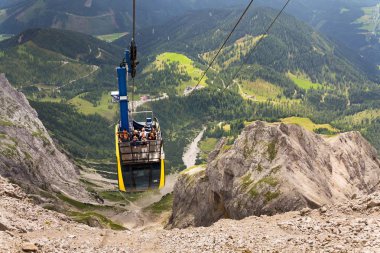 Turistler Dachstein teleferik üst istasyonu Gondolda üstüne 