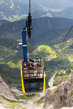 Turistler Dachstein teleferik üst istasyonu Gondolda üstüne 