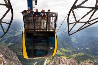 Turistler Dachstein teleferik üst istasyonu Gondolda üstüne 