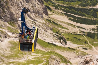 Turistler Dachstein teleferik üst istasyonu Gondolda üstüne 