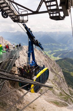Turistler Dachstein teleferik üst istasyonu Gondolda üstüne 