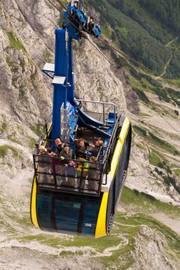Turistler Dachstein teleferik üst istasyonu Gondolda üstüne 