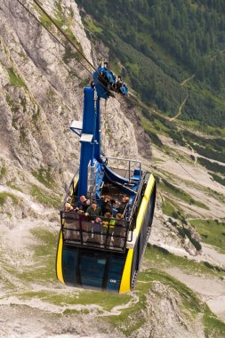 Turistler Dachstein teleferik üst istasyonu Gondolda üstüne 