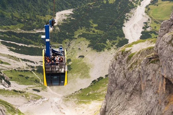 Turistler Dachstein teleferik üst istasyonu Gondolda üstüne 