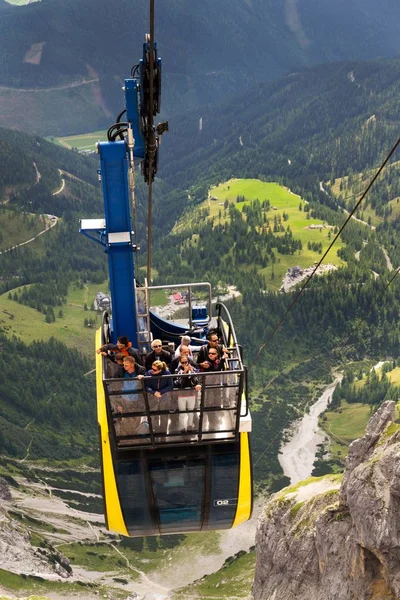 Turistler Dachstein teleferik üst istasyonu Gondolda üstüne 
