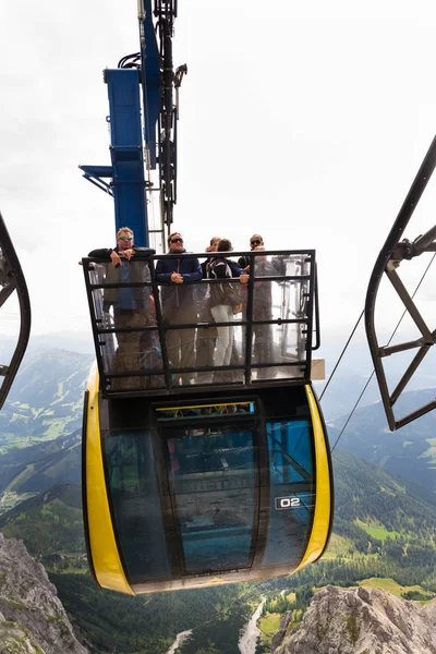 Turistler Dachstein teleferik üst istasyonu Gondolda üstüne 