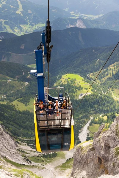 Turistler Dachstein teleferik üst istasyonu Gondolda üstüne 