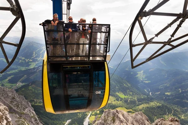 Turistler Dachstein teleferik üst istasyonu Gondolda üstüne 