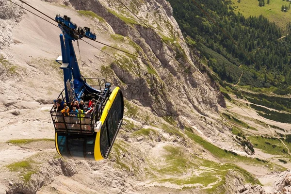 Turistler Dachstein teleferik üst istasyonu Gondolda üstüne 