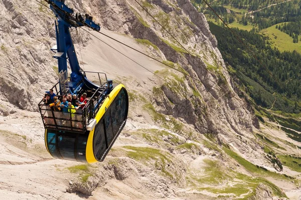 Turistler Dachstein teleferik üst istasyonu Gondolda üstüne 