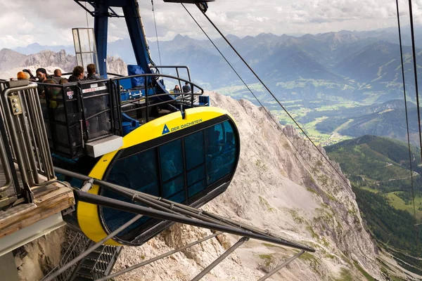 Turistler Dachstein teleferik üst istasyonu Gondolda üstüne 