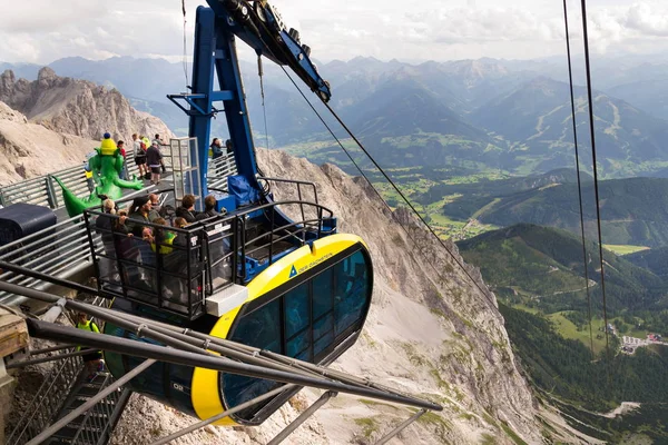 Turistler Dachstein teleferik üst istasyonu Gondolda üstüne 