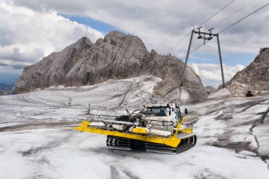 Cable car yakınındaki Dachstein buzul üzerinde kar damat snowcat duruyor 