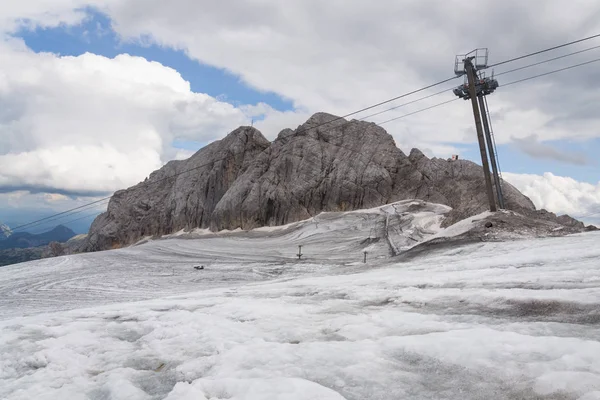雪美容师雪堆站在正前方冰川附近电缆车 — 图库照片