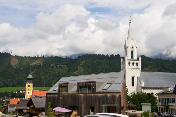 Duchowny katolicki i Ewangelicki Kościół w centrum miasta Schladming, Austria — Zdjęcie stockowe