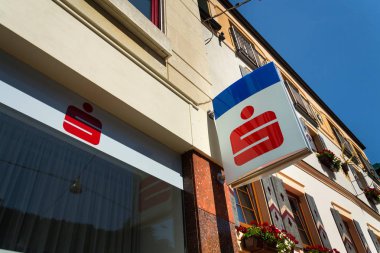 Erste grup Bank Ag şirket logosu üzerinde 15 Ağustos 2017 Schladming, Avusturya için bina Genel Müdürlük.