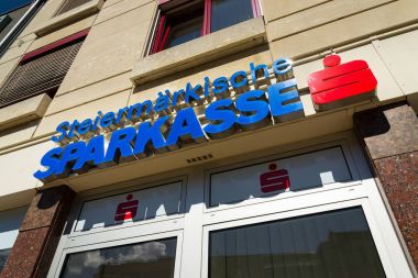 Erste grup Bank Ag şirket logosu üzerinde 15 Ağustos 2017 Schladming, Avusturya için bina Genel Müdürlük.