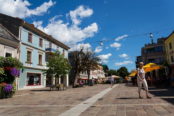 Туристи ходити по вулиці Променад по 15 серпня 2017 Schladming, Австрія. — стокове фото