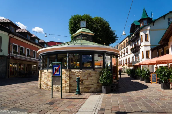 Turistas caminan en el paseo callejero el 15 de agosto de 2017 en Schladming, Austria . —  Fotos de Stock