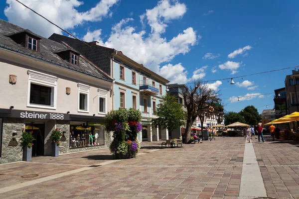 I turisti camminano sul lungomare il 15 agosto 2017 a Schladming, Austria . — Foto Stock