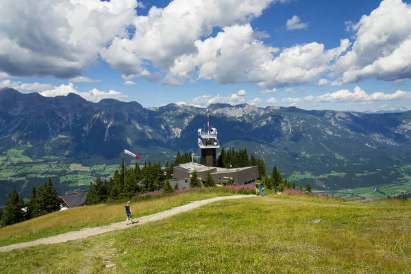 Tourists in front of Planai bike and ski areal on August 15, 2017 in Schladming, Austria. — Stock Photo, Image