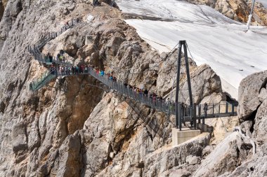  Austrias en yüksek asma köprü Dachstein asma köprü üzerinde 17 Ağustos 2017 yılında Ramsau yürüyüşte turist am Dachstein, Avusturya.