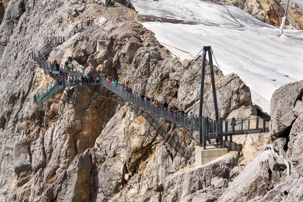 游客走在奥地利最高的悬索桥正前方悬索桥在 2017 年 8 月 17 日在拉姆绍是正前方奥地利. — 图库照片