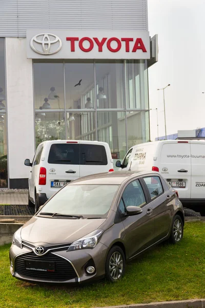 Carros em frente ao edifício concessionário Toyota motor corporação — Fotografia de Stock