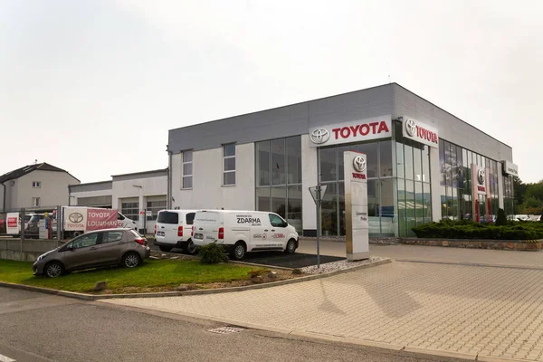 Coches frente al edificio de concesionarios Toyota Motor Corporation — Foto de Stock