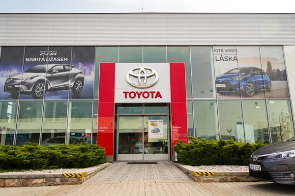 Coches frente al edificio de concesionarios Toyota Motor Corporation — Foto de Stock