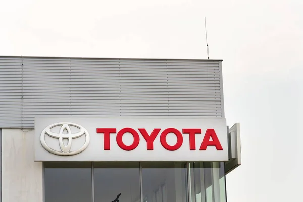 Auta před budovou obchodního zastoupení Toyota motor corporation — Stock fotografie