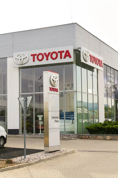 Cars in front of Toyota motor corporation dealership building — Stock Photo, Image