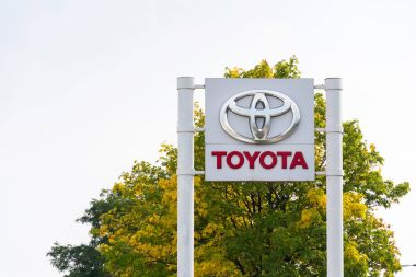 Otomobil Toyota motor corporation Bayilik binası önünde