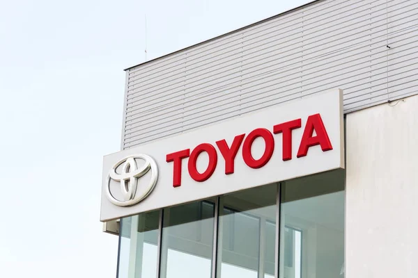 Samochody przed budynkiem dealerskiej Toyota motor corporation — Zdjęcie stockowe