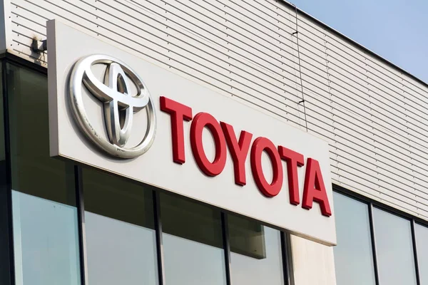 Carros em frente ao edifício concessionário Toyota motor corporação — Fotografia de Stock