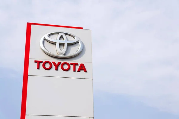 Automobili di fronte Toyota Motor Corporation costruzione di concessionarie — Foto Stock