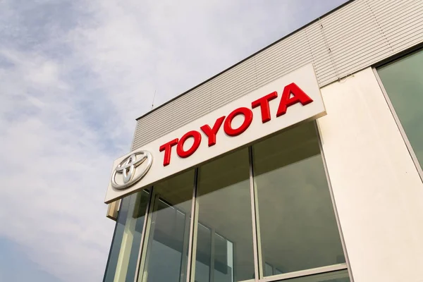 Samochody przed budynkiem dealerskiej Toyota motor corporation — Zdjęcie stockowe
