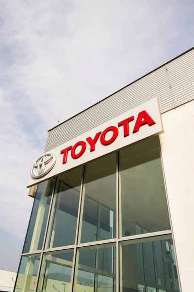 Samochody przed budynkiem dealerskiej Toyota motor corporation — Zdjęcie stockowe