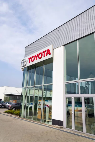 Auta před budovou obchodního zastoupení Toyota motor corporation — Stock fotografie