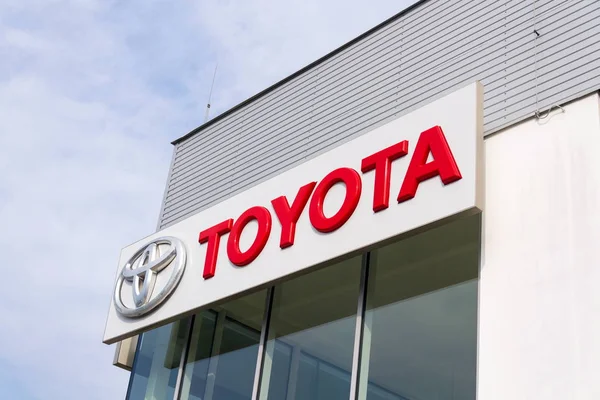 Otomobil Toyota motor corporation Bayilik binası önünde