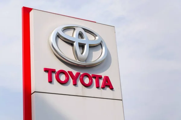 Automobili di fronte Toyota Motor Corporation costruzione di concessionarie — Foto Stock