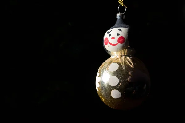 雪だるまの笑みを浮かべて古いヴィンテージのレトロな面白いクリスマス ツリー ガラス装飾 — ストック写真