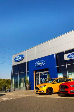 Arabalar Ford motor şirketi Bayilik Prag'da 29 Eylül 2017 üzerinde bina önünde