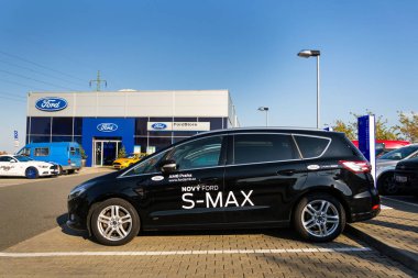Arabalar Ford motor şirketi Bayilik Prag'da 29 Eylül 2017 üzerinde bina önünde