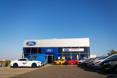 Arabalar Ford motor şirketi Bayilik Prag'da 29 Eylül 2017 üzerinde bina önünde