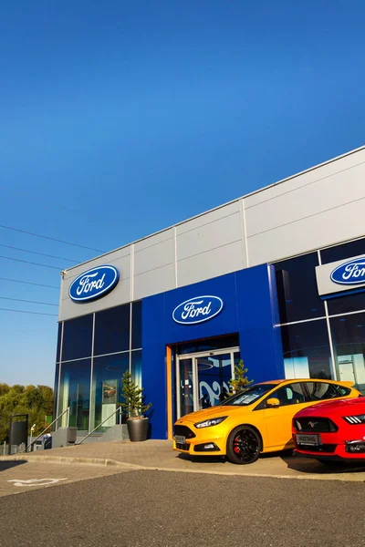 Arabalar Ford motor şirketi Bayilik Prag'da 29 Eylül 2017 üzerinde bina önünde