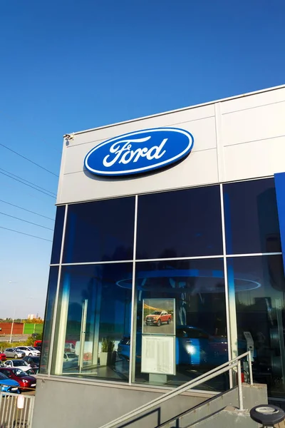 Auta u prodejce Ford motor company budovy v Praze na 29 září 2017 — Stock fotografie